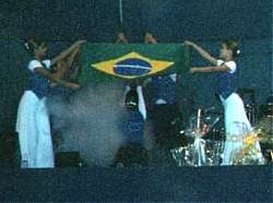 "Chá de Primavera", 2003 - participação no Clama Brasil Paz para o Rio - Recebimento da bandeira do Estado